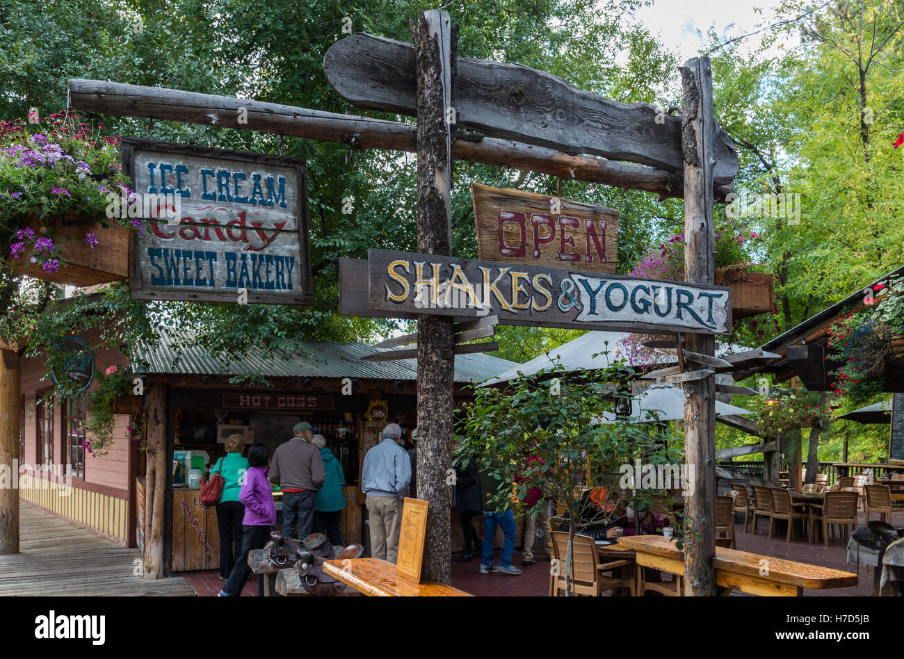 Touristen warten in der Schlange vor einem Süßwarenladen in der kleinen Stadt Winthrop, Washington, USA. Stockfoto