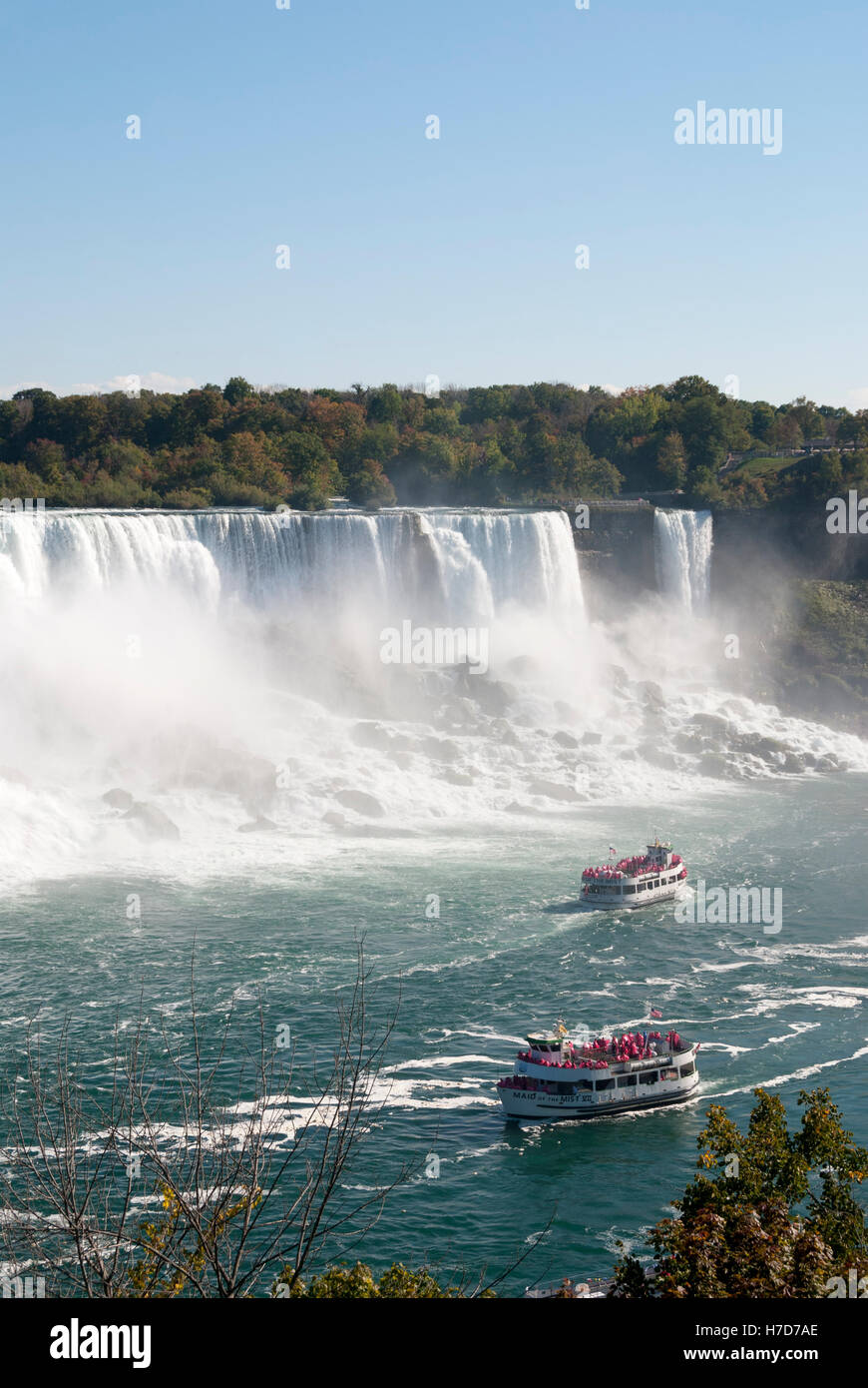 Zwei Mädchen der Nebel touristischen Boote passieren einander in der Nähe der amerikanischen Wasserfälle von Niagara Falls Kanada gesehen Stockfoto