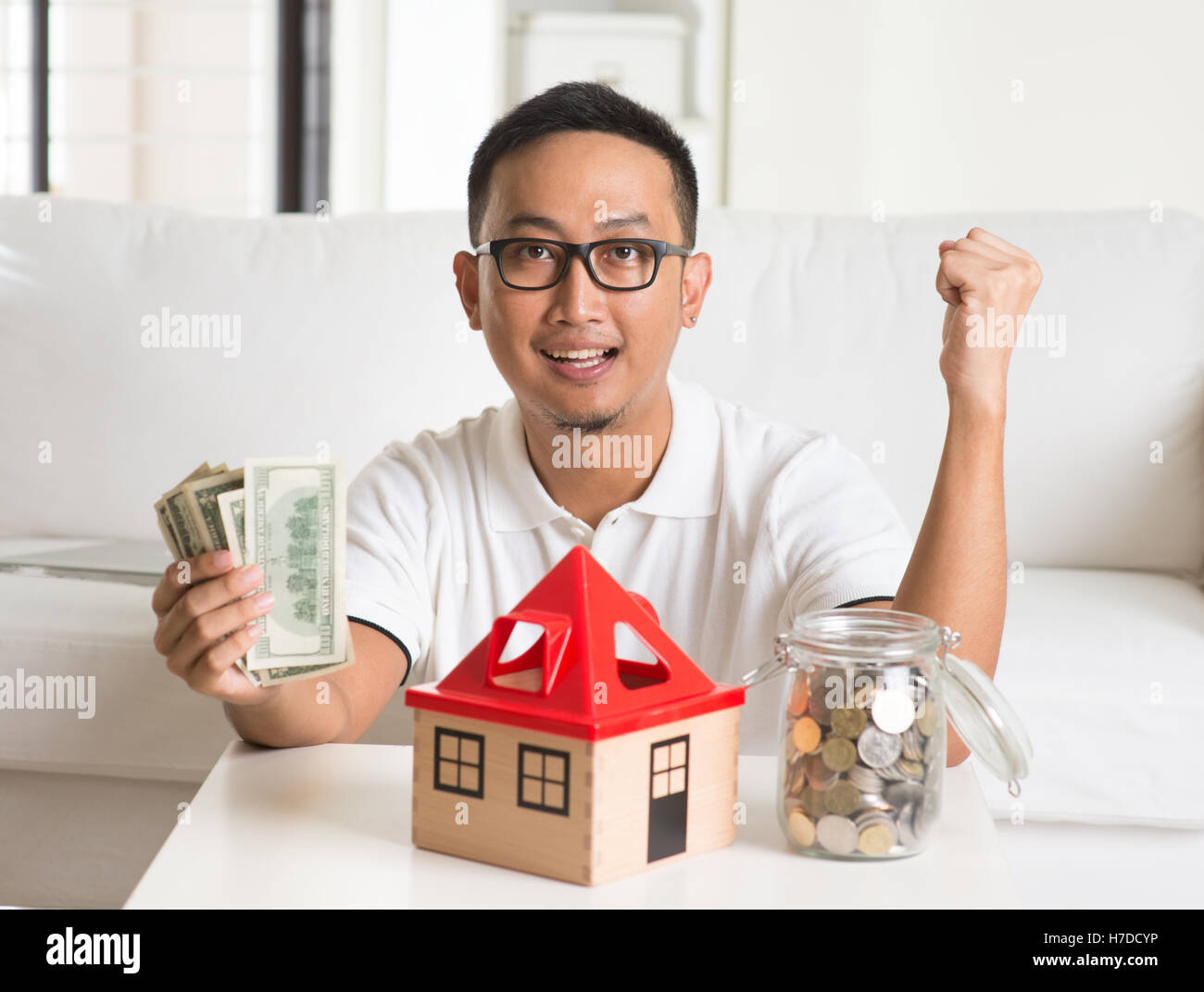 asiatischen Mann glücklich mit Haus Darlehen Stockfoto