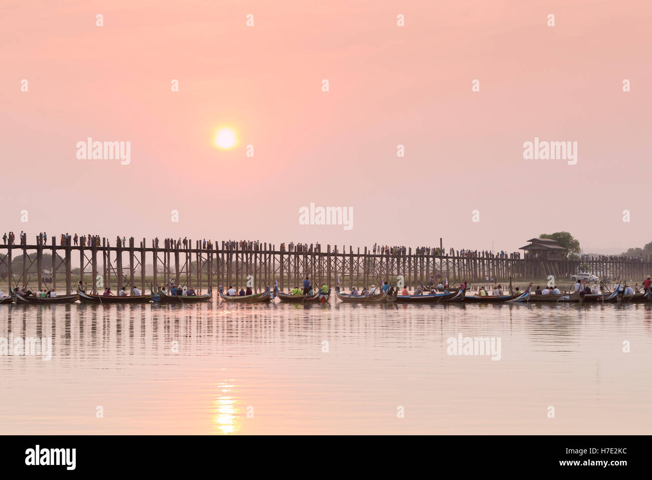 Touristen, die gerade die Sonne über U Bein Brücke, Mandalay Region, Myanmar Stockfoto