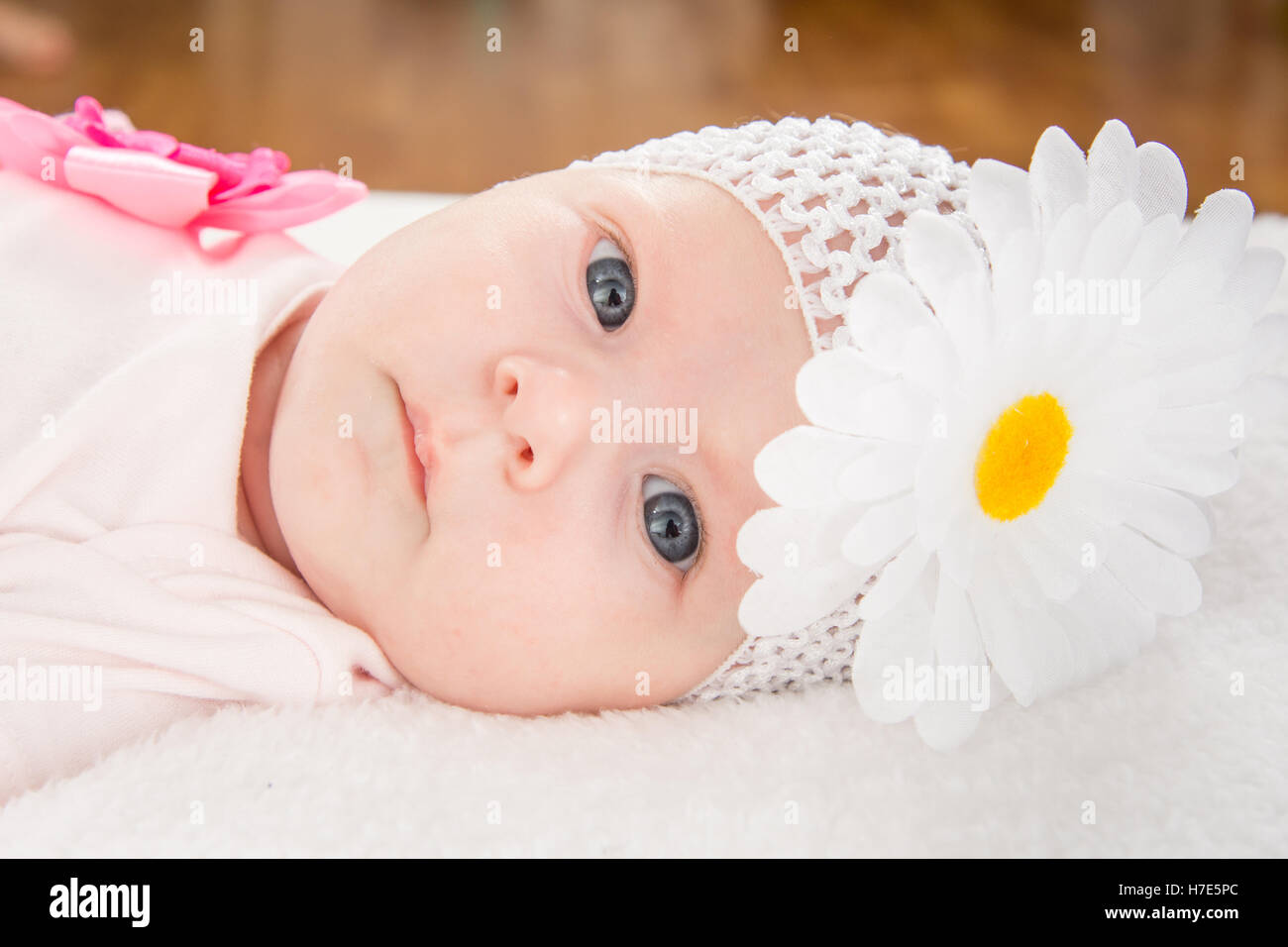 Porträt eines Mädchens mit einem Verband auf dem Kopf und eine Blume Stockfoto