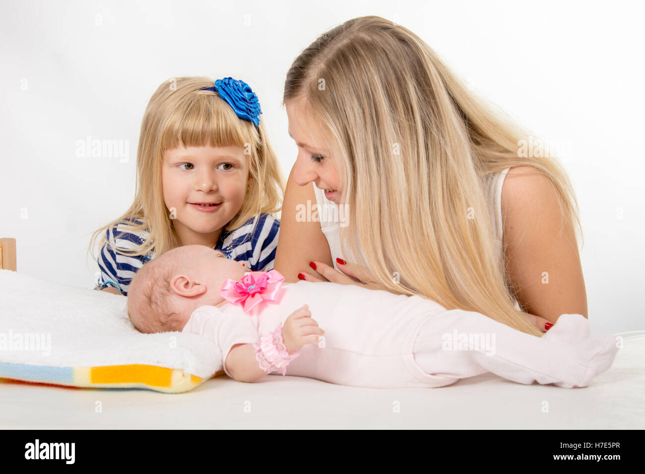 Das fünfjährige Mädchen sucht ihre Mutter, die neugeborene Tochter sucht Stockfoto