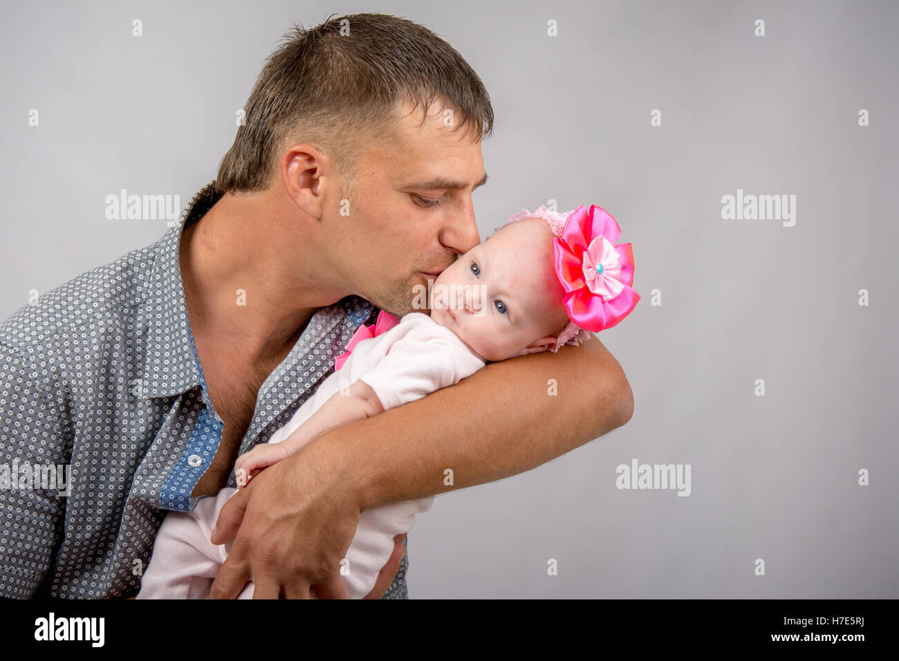 Glücklicher Vater küssen eine zweimonatiges Baby-Tochter Stockfoto