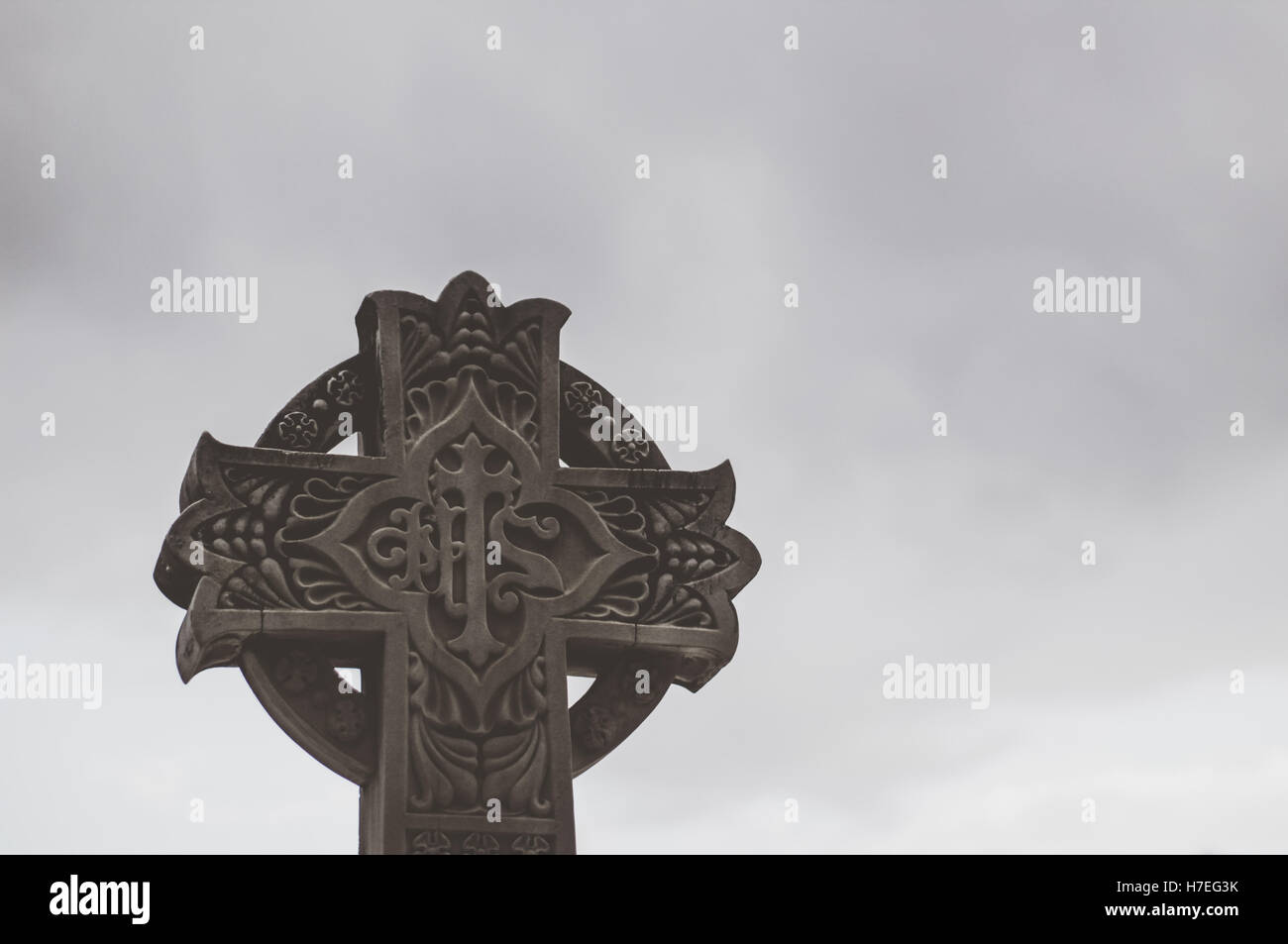Stein-religiöse Skulpturen Cross mit Symbolen Stockfoto