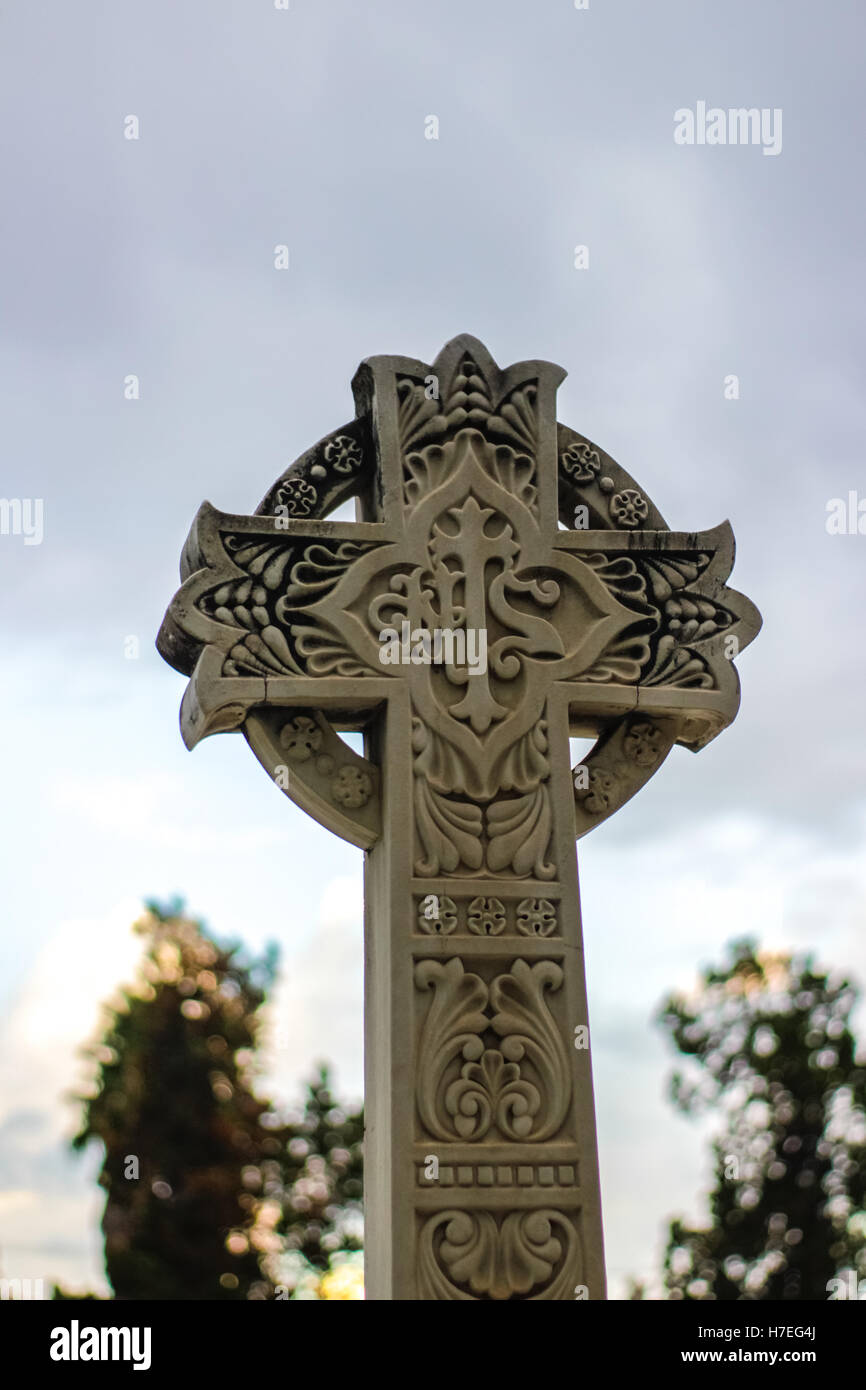 Stein-religiöse Skulpturen Cross mit Symbolen Stockfoto
