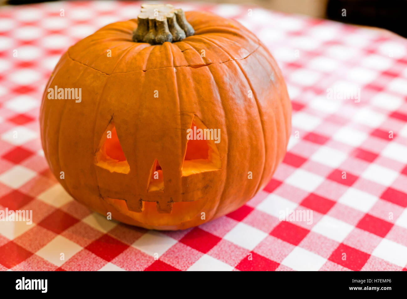 Geschnitzten Halloween Kürbis am Küchentisch Model Release: Nein Property Release: Nein. Stockfoto