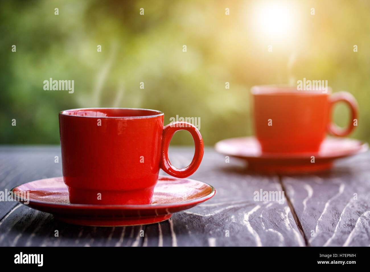 Tasse Kaffee auf einem alten Holzbrett Stockfoto