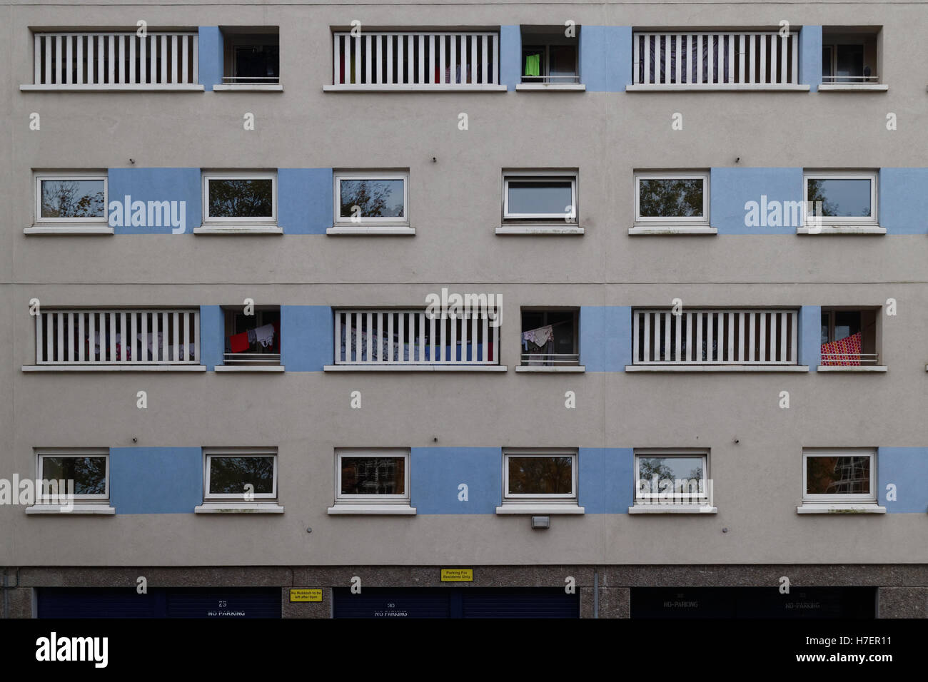 Moderne der sechziger Jahre Gebäude mit Veranden, die Arbeiterklasse Leben in grafischer Form anzeigen Stockfoto