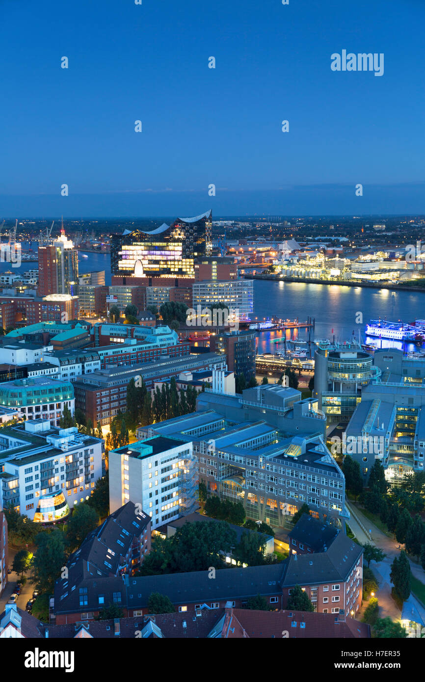 Blick auf die Elbphilharmonie Concert Hall und Hafen in der Abenddämmerung, Hamburg, Deutschland Stockfoto