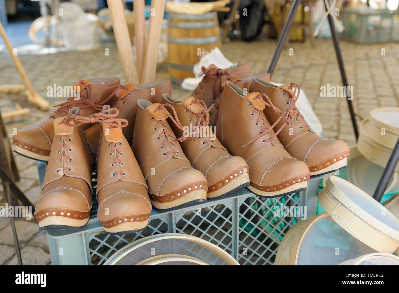 Artikel zum Verkauf auf dem berühmten Wochenmarkt in Barcelos, Portugal Stockfoto