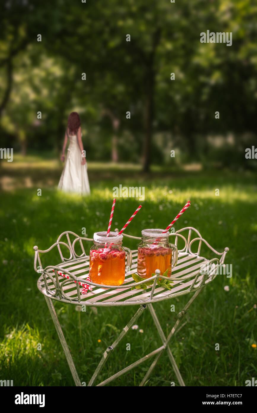 Fruchtsaftgetränke mit einem Strohhalm im park Stockfoto