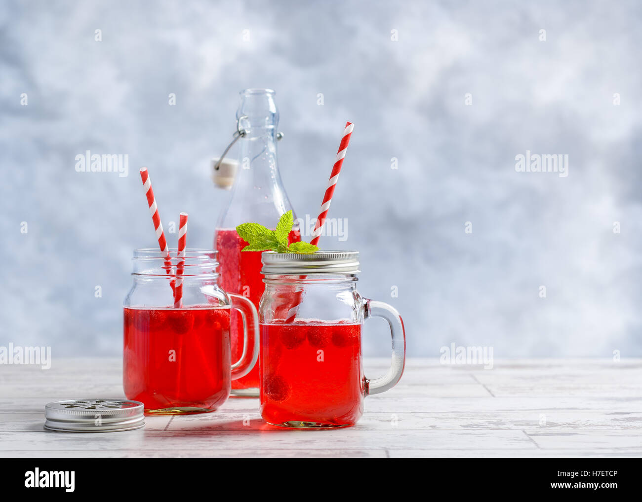 Sommer Himbeer Frucht Getränke mit einem Strohhalm Stockfoto