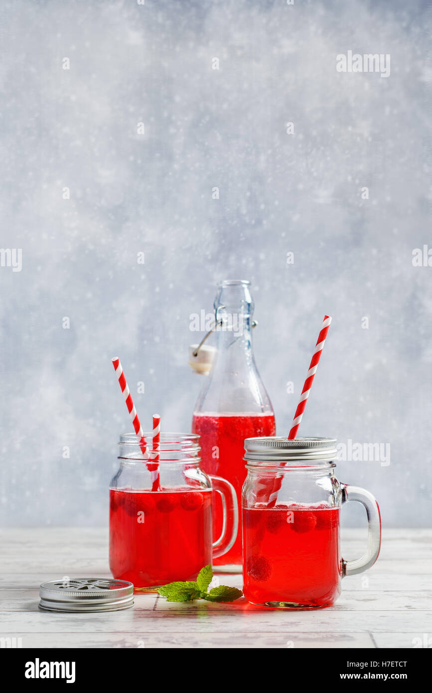 Sommer Obst Getränke mit frischer Minze und Strohhalme Stockfoto