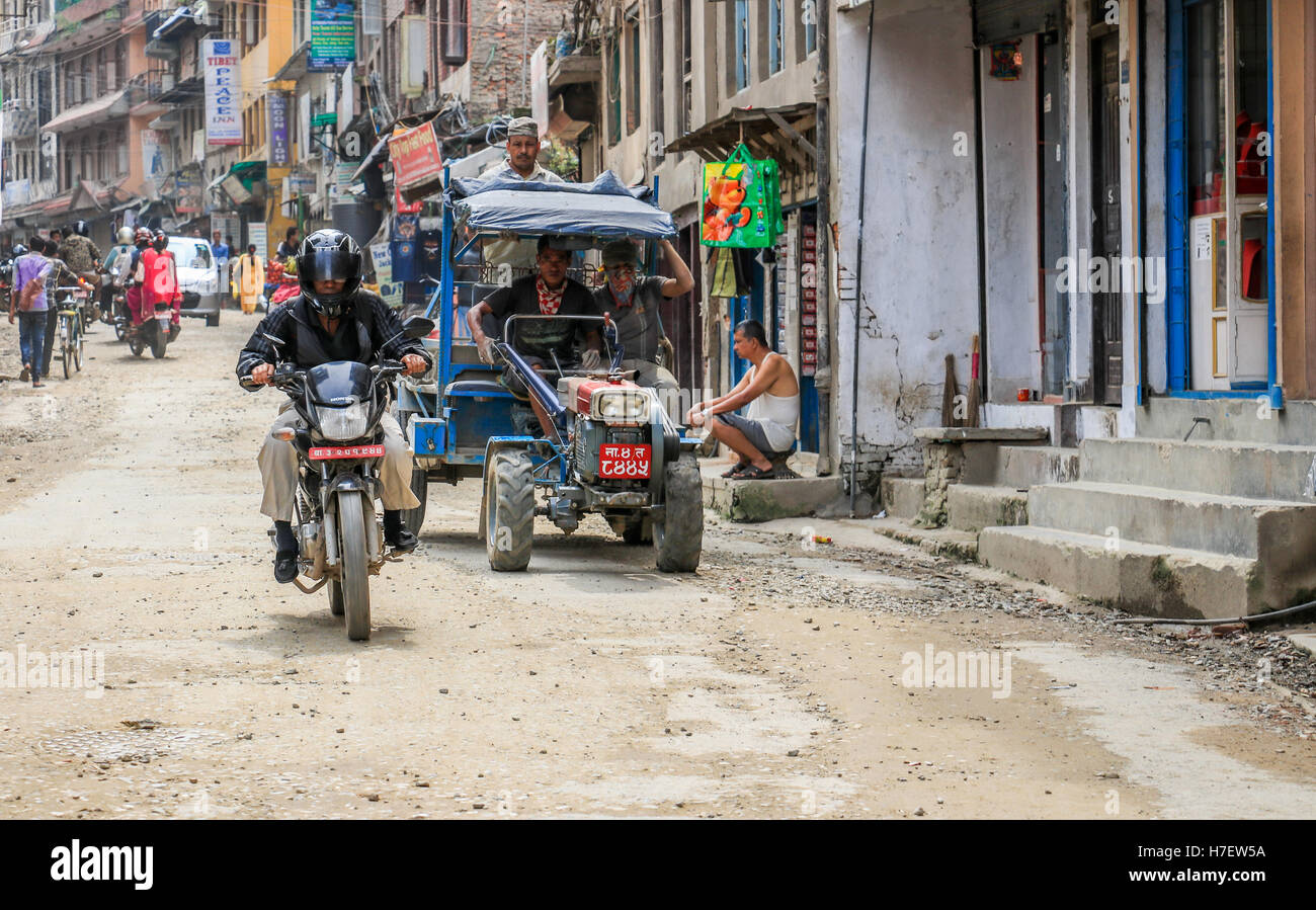 Verkehr auf einer der Straßen in der Stadt Kathmandu Nepal gehen über ihren Alltag Stockfoto