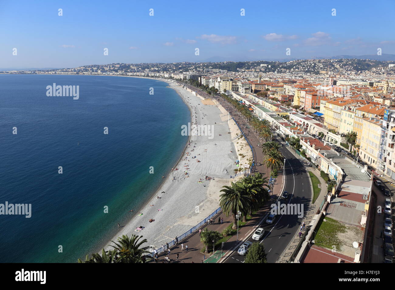 Nizza, Frankreich. Erhöhten Blick auf die Küste, einschließlich der Strand, der Promenade des Anglais und dem Quai des Etasts-Unis. Stockfoto
