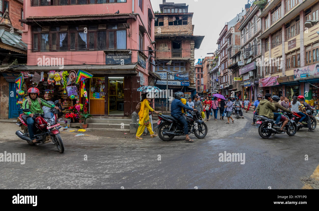 Motorräder auf den Straßen Boudhanath (Stupa), Kathmandu Nepal Stockfoto