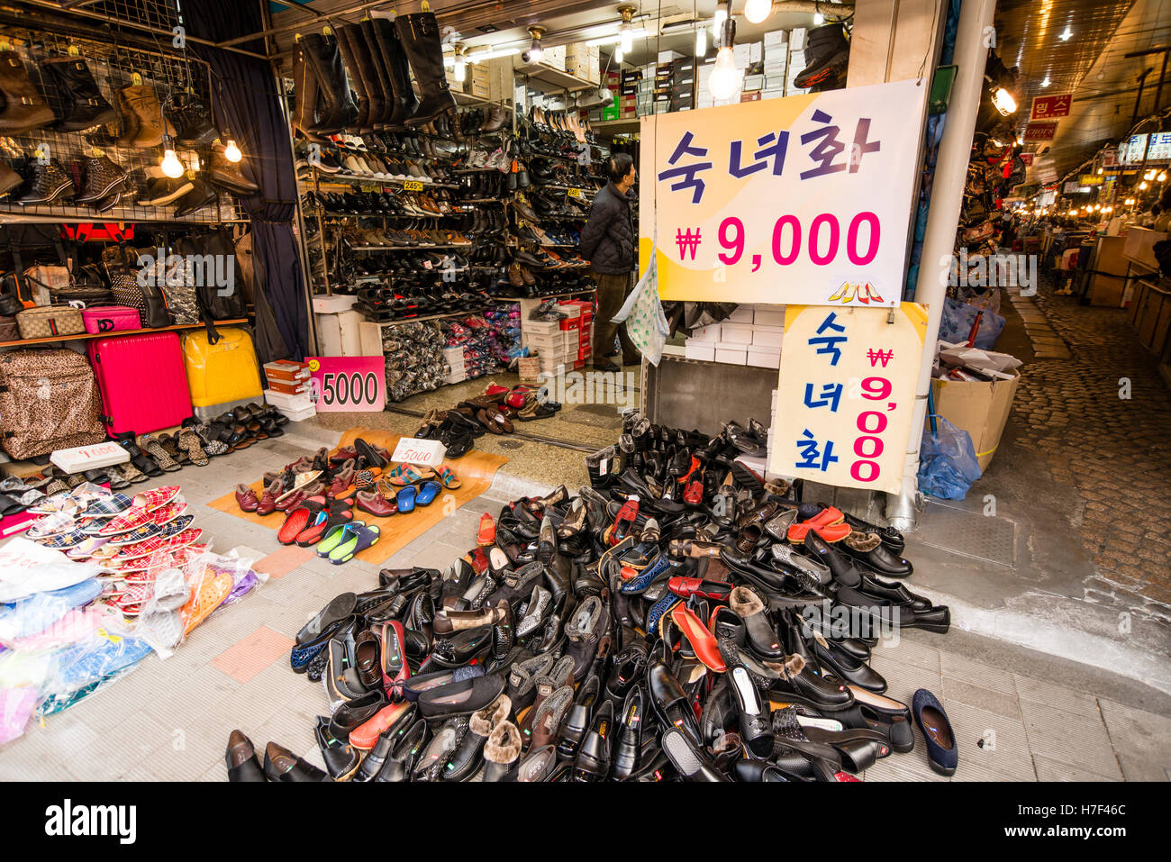 Schuh-Shop Verkauf von sehr günstigen Schuhen (ca. $8,00 pro Paar), Namdaemun-Markt, Seoul, Korea Stockfoto