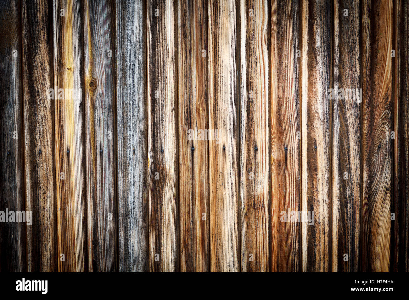 Holzboden, braune Farbe Hoher Kontrast Hintergrund, vertikale Linien, horizontale Ausrichtung, Vignette Stockfoto