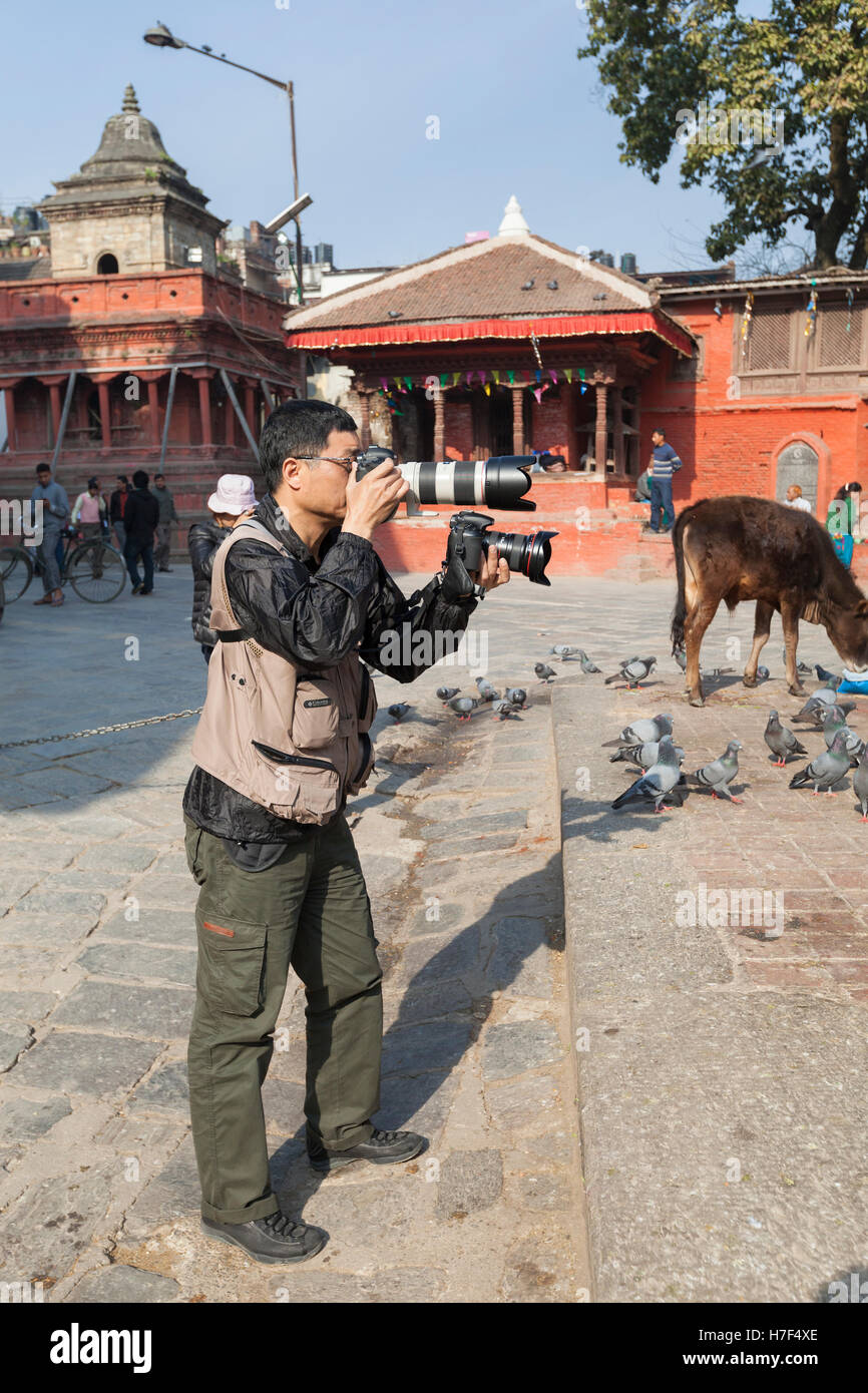 Aufnehmen von Bildern mit zwei Kameras, Kathmandu, Nepal Stockfoto