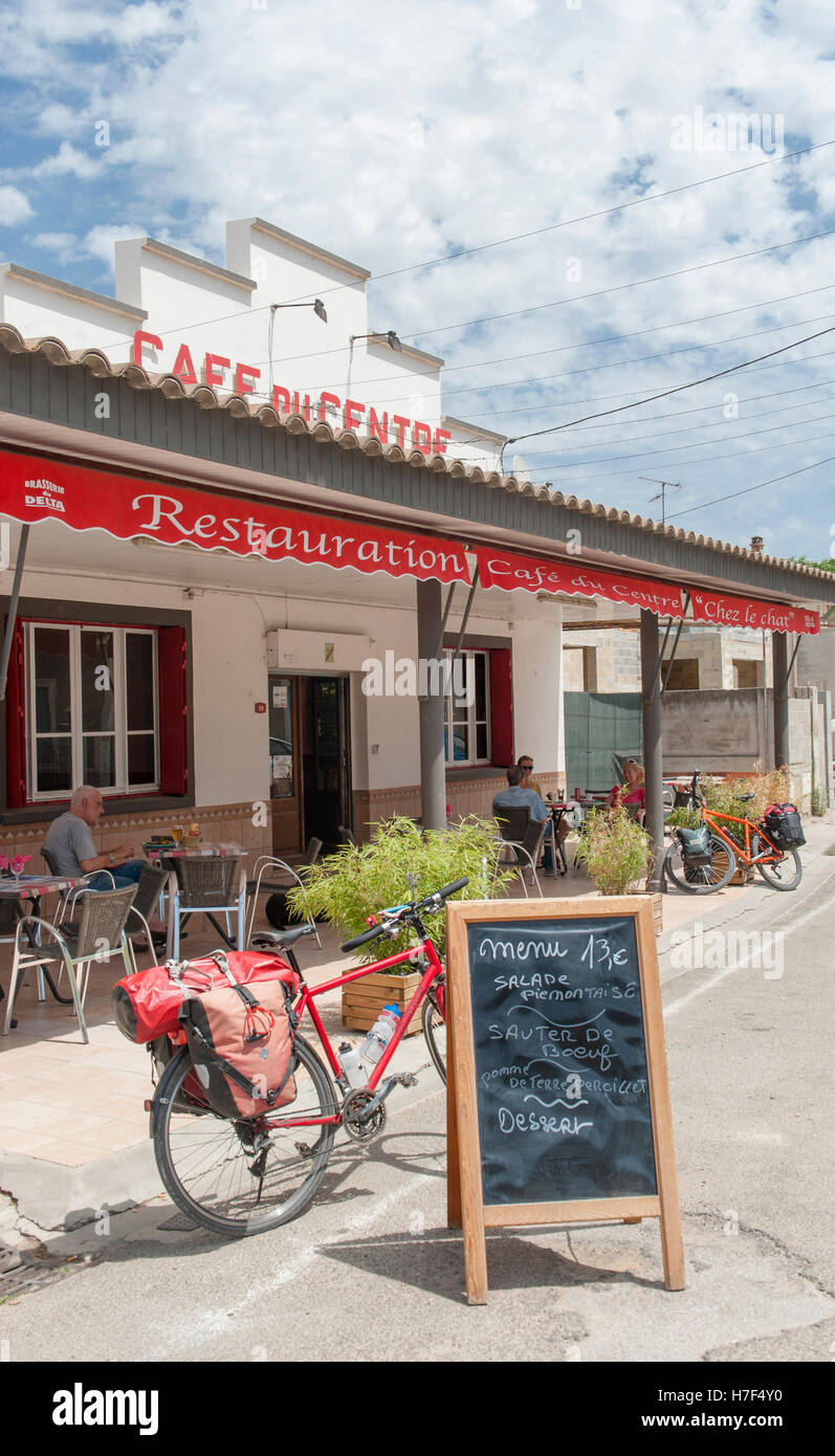 Das Café du Centre in Gallician bietet günstige Speisen und Getränke für Wanderer und Radfahrer, die Erkundung der Camargue Stockfoto