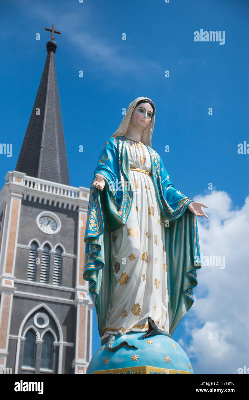 Jungfrau Maria Statue vor der Kathedrale der Unbefleckten Empfängnis, Chanthaburi, Thailand Stockfoto