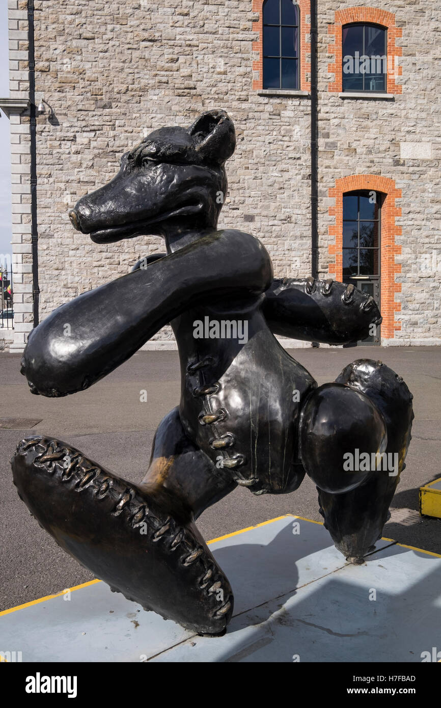 3 1 Gig trägt keinen Brei, eine Skulptur von Patrick O Reilly, Point Arena und kommerzielle Zentrum Dublin, Irland Stockfoto