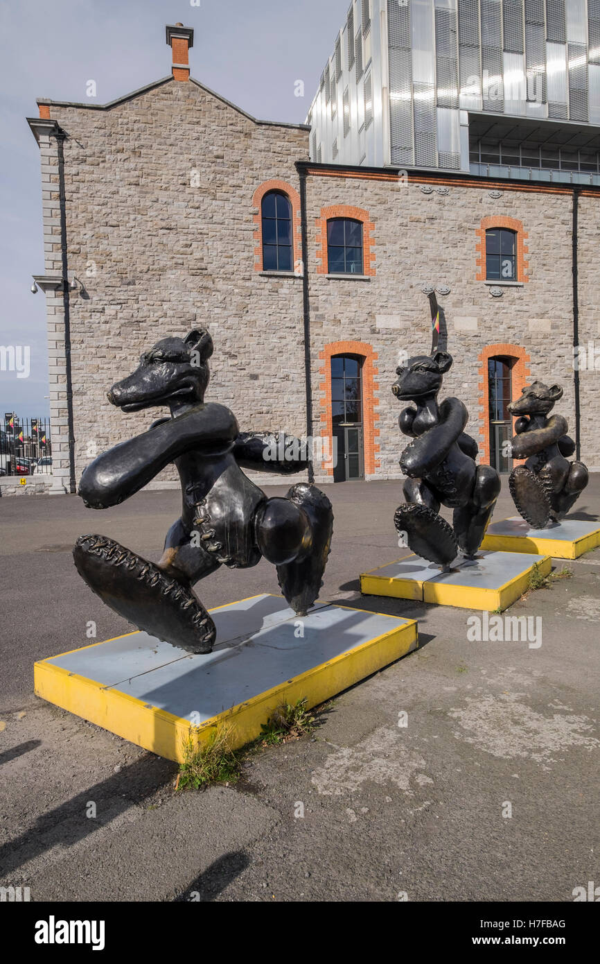 3 1 Gig trägt keinen Brei, eine Skulptur von Patrick O Reilly, Point Arena und kommerzielle Zentrum Dublin, Irland Stockfoto