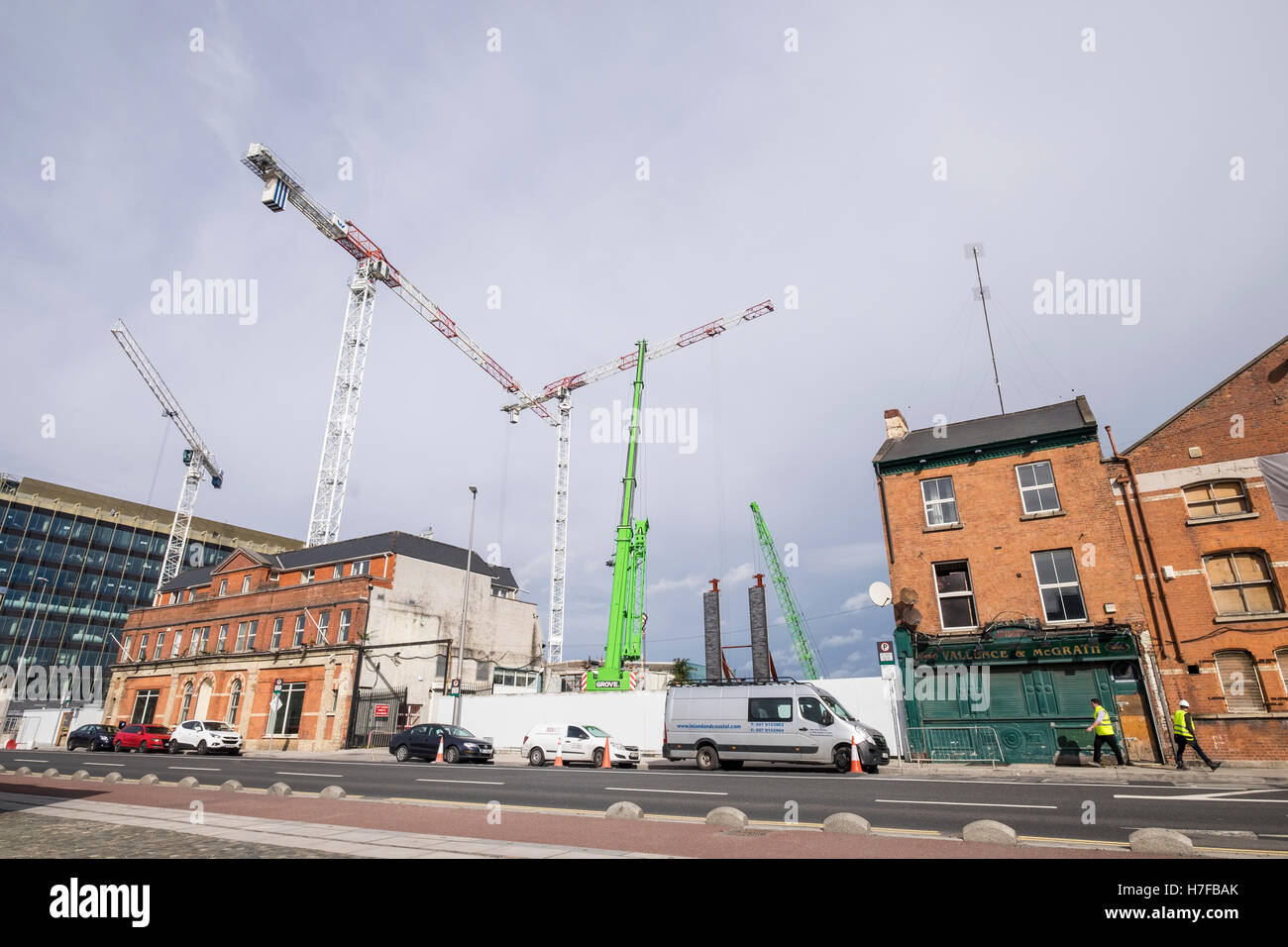 Krane auf eine Entwicklung vor Ort am Hafen von Dublin, Irland Stockfoto