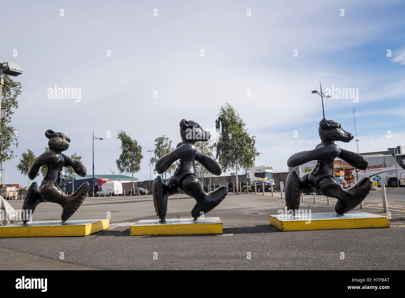 3 1 Gig trägt keinen Brei, eine Skulptur von Patrick O Reilly, Point Arena und kommerzielle Zentrum Dublin, Irland Stockfoto