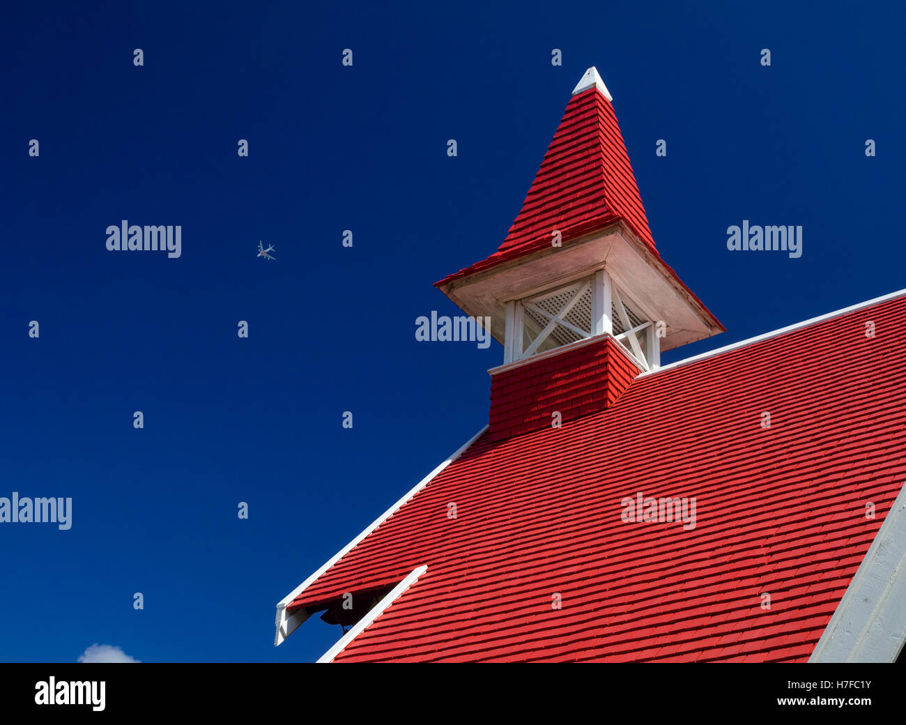 Flugzeug fliegen über rote Dach der Kirche (Notre Dame Auxiliatrice), Cap Malheureux, Mauritius Stockfoto
