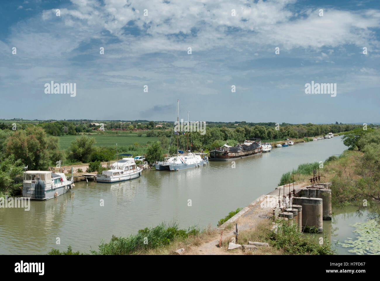 Narrowboats und Hausboote vertäut am Ufer des Canal du Rhône À Sète nahe Gallician, Camargue, Frankreich Stockfoto