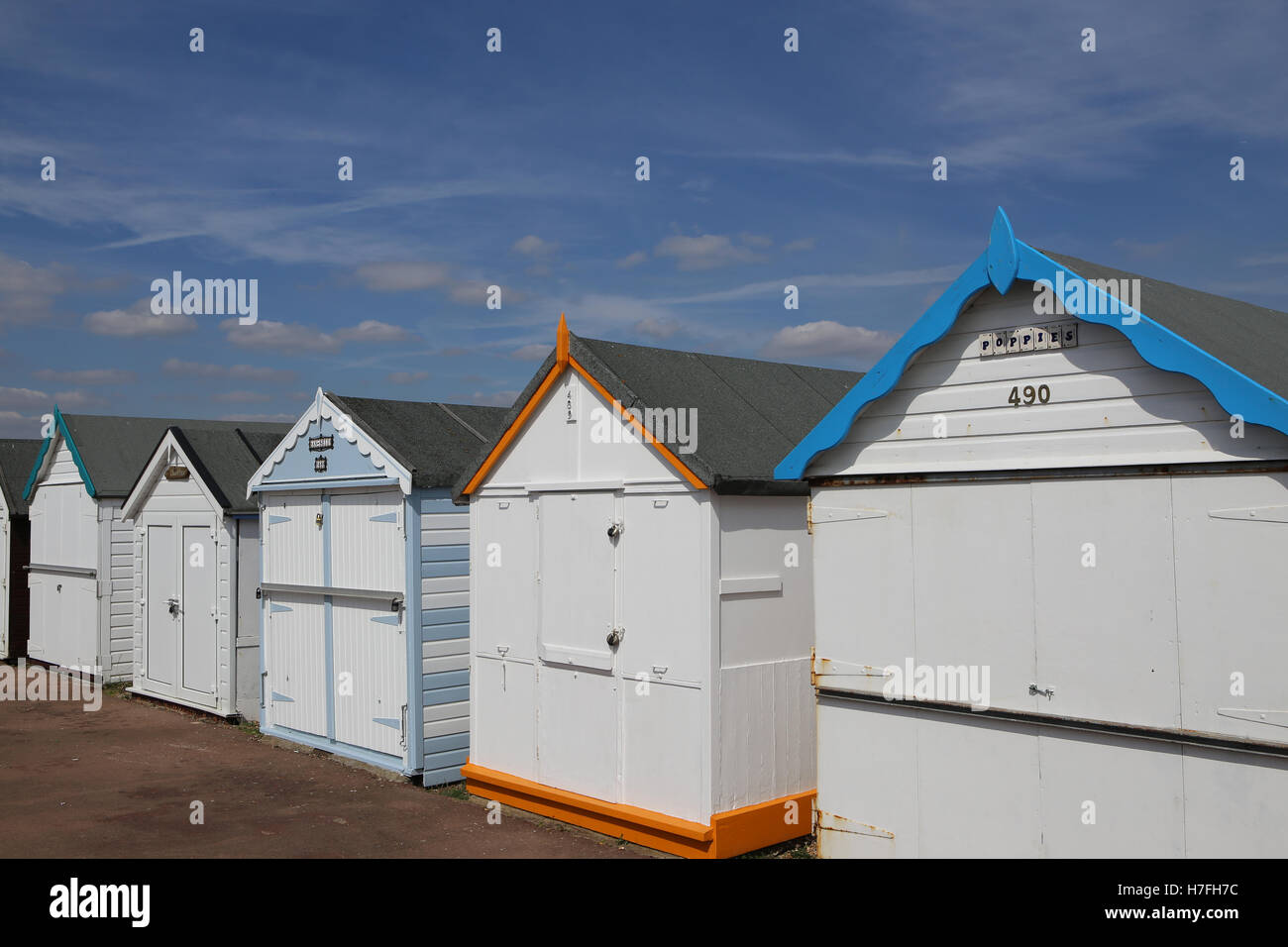 Eine Reihe von Strand Hütten an Thorpe Bucht, in der Nähe von Southend-on-Sea, Essex. Stockfoto