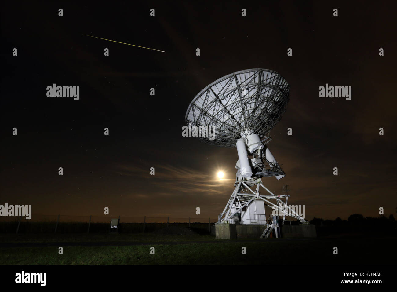 Radioteleskop Bogenminute Microkelvin Imager (AMI) und ein Perseiden-Meteorit Stockfoto