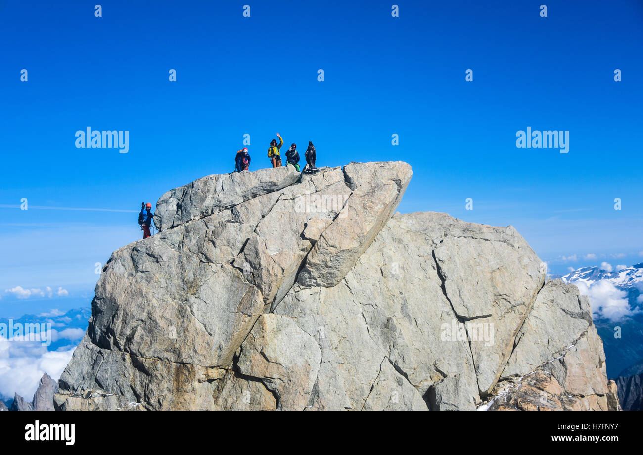 Bergsteiger erreichen oben Stockfoto