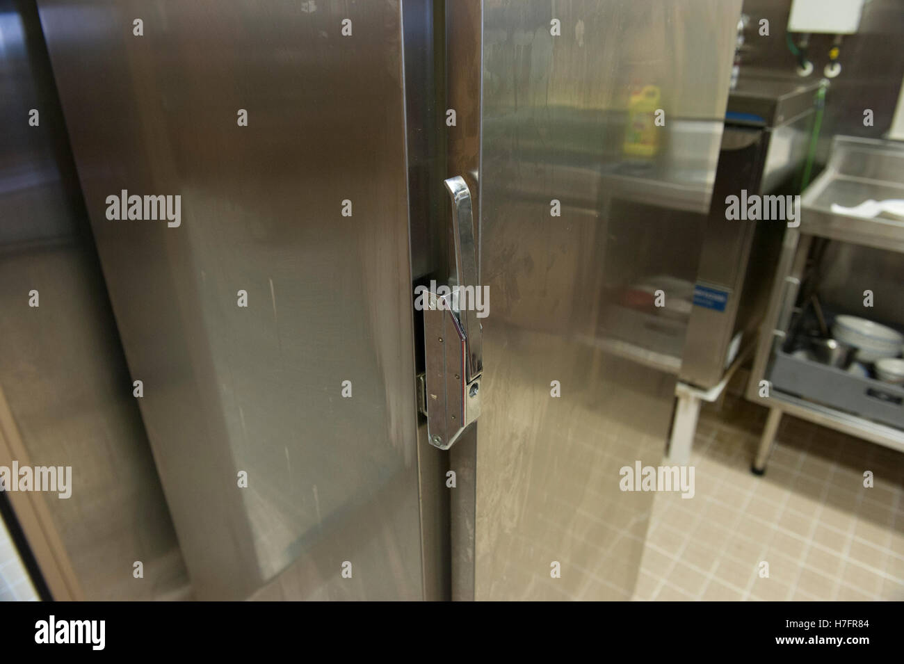 Galeere Kühlschranktür auf Handelsschiff Stockfoto