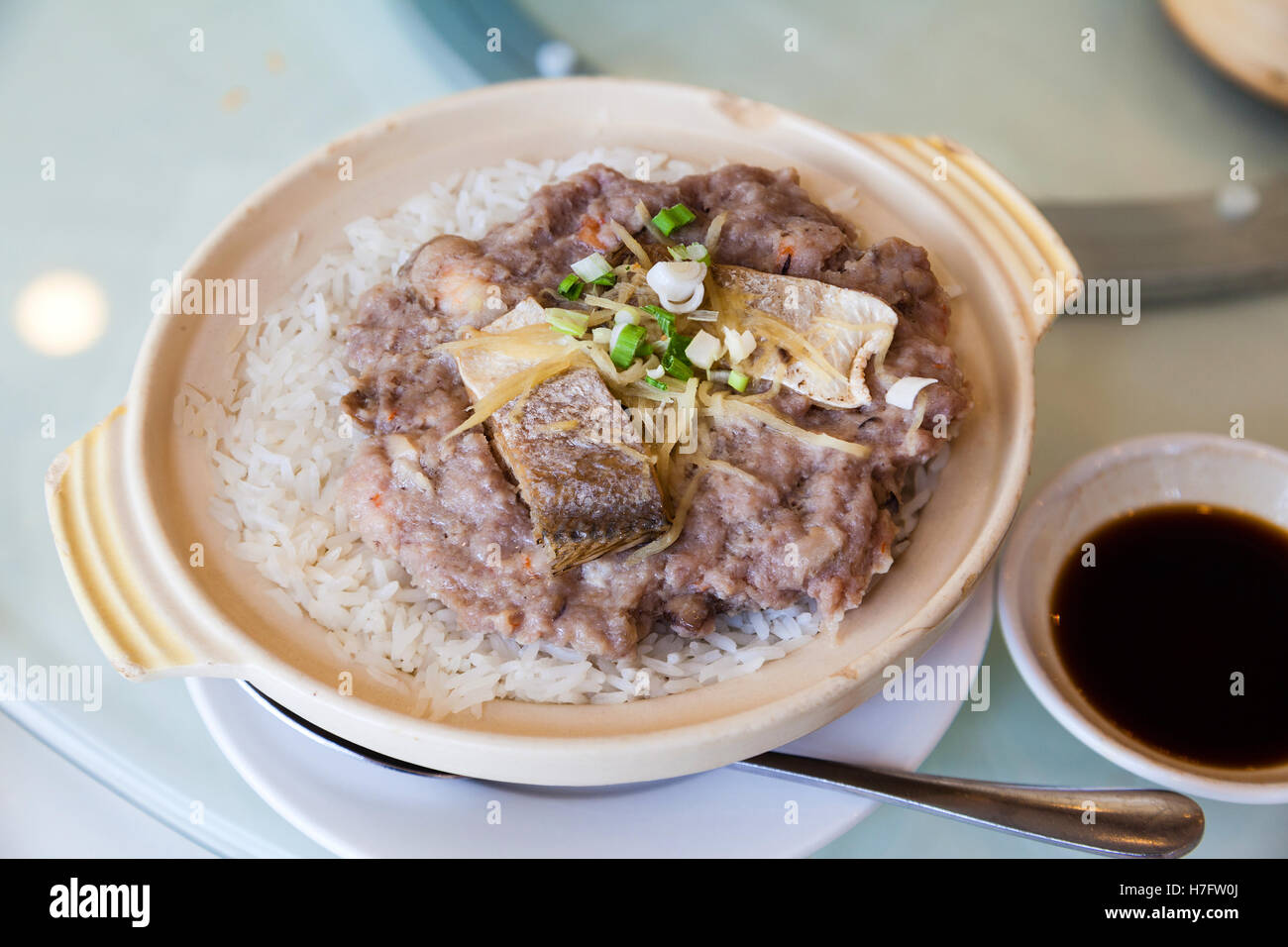 Chinesische gedämpfte Schweinefleisch mit gesalzener Fisch Reis im Tontopf ist ein beliebtes Gericht in kantonesischen Dim-Sum-Restaurants in Hong Kong. Stockfoto