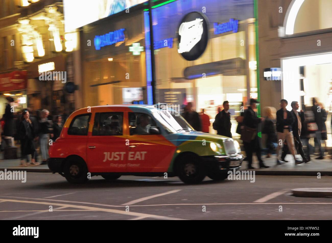 Ein Londoner Taxi nachts im Piccadilly Circus, UK. Stockfoto