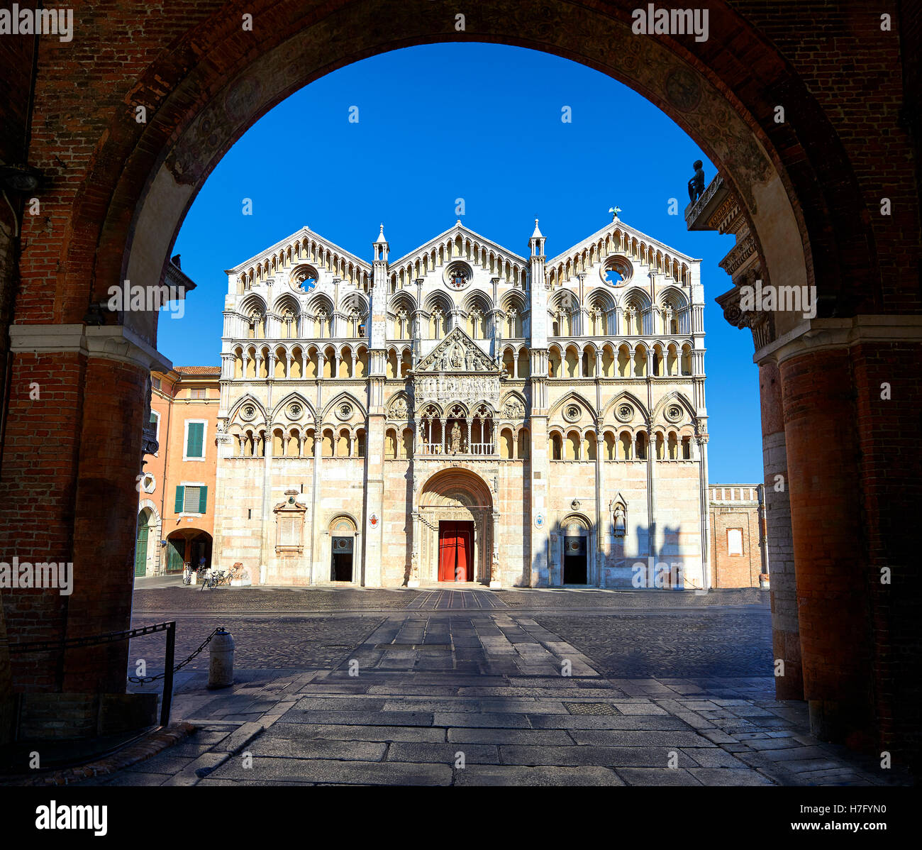 Fassade des 12.Jh. romanische Ferrara Duomo, Italien Stockfoto