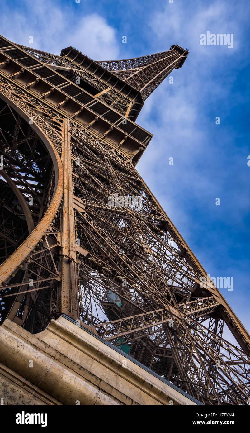 Vertikale Panorama Nahaufnahme des Eiffelturms. Champs de Mars, 7. Arrondissement, Paris, Frankreich Stockfoto
