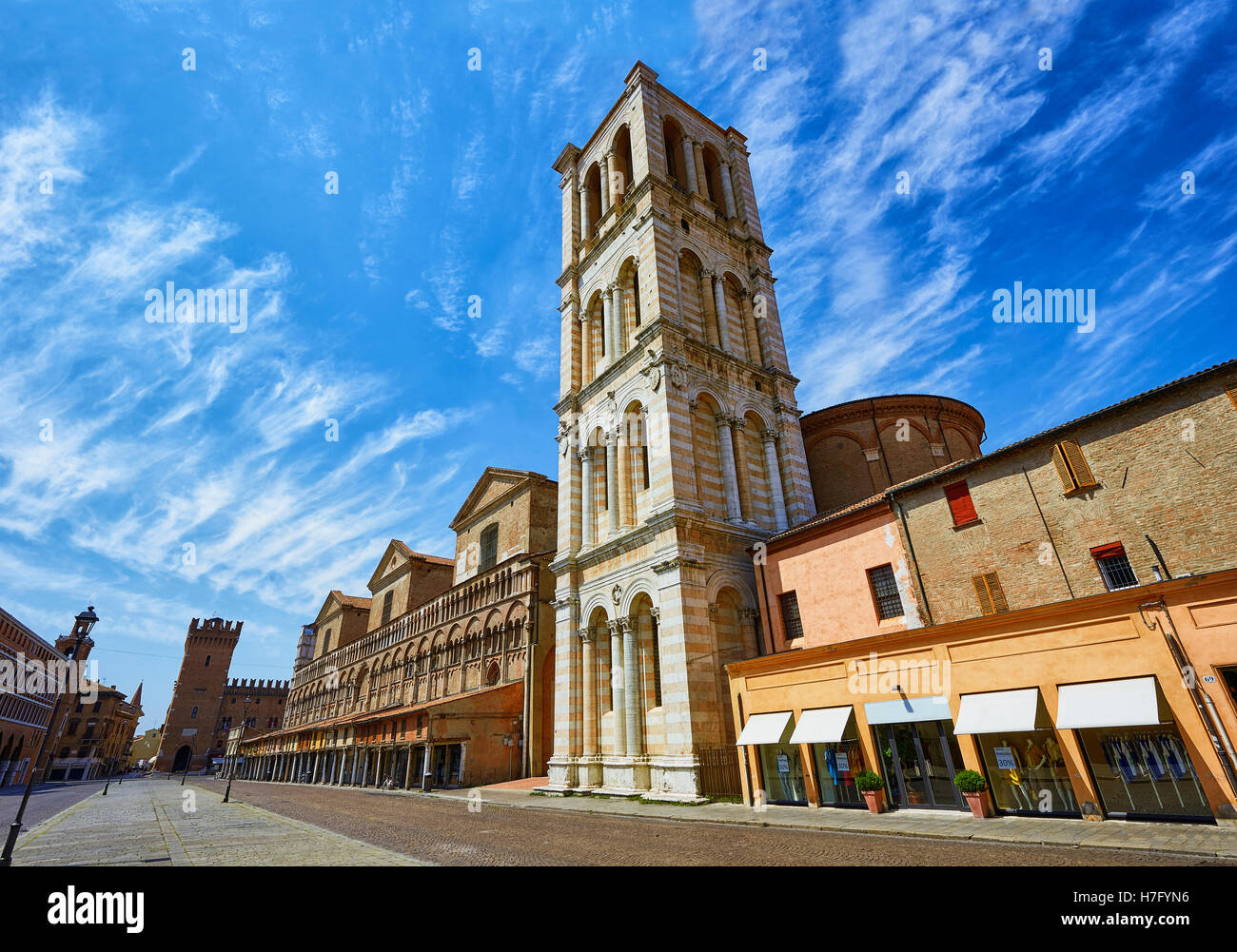 Fassade des 12.Jh. romanische Ferrara Duomo, Italien Stockfoto