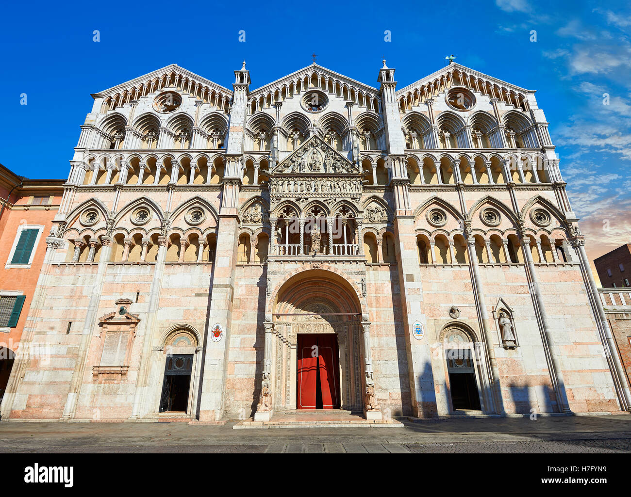 Fassade des 12.Jh. romanische Ferrara Duomo, Italien Stockfoto