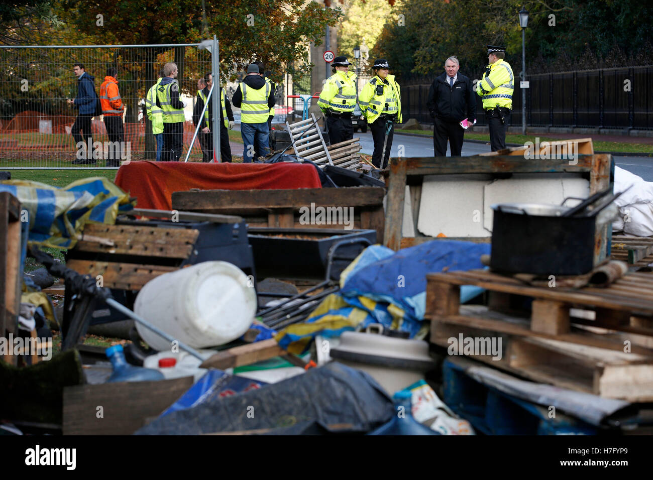 Offiziere des Gerichts werden von der Polizei unterstützt, wie sie eine Gruppe von Aktivisten der Unabhängigkeit zu vertreiben, die Lager auf dem Gelände das schottische Parlament in Edinburgh eingerichtet. Stockfoto