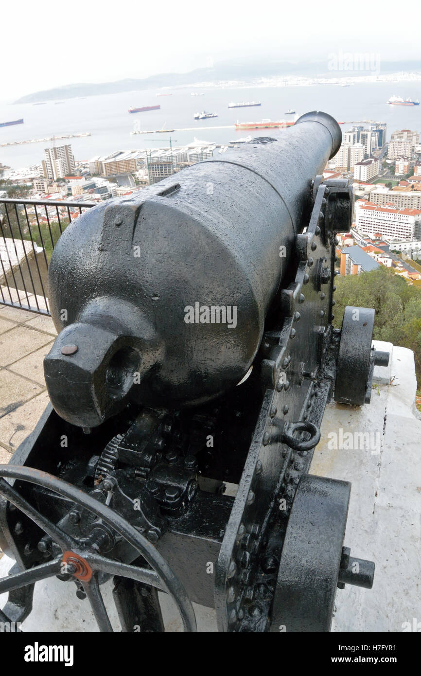 Kanone auf dem oberen Felsen von Gibraltar mit Blick auf den Hafen Stockfoto
