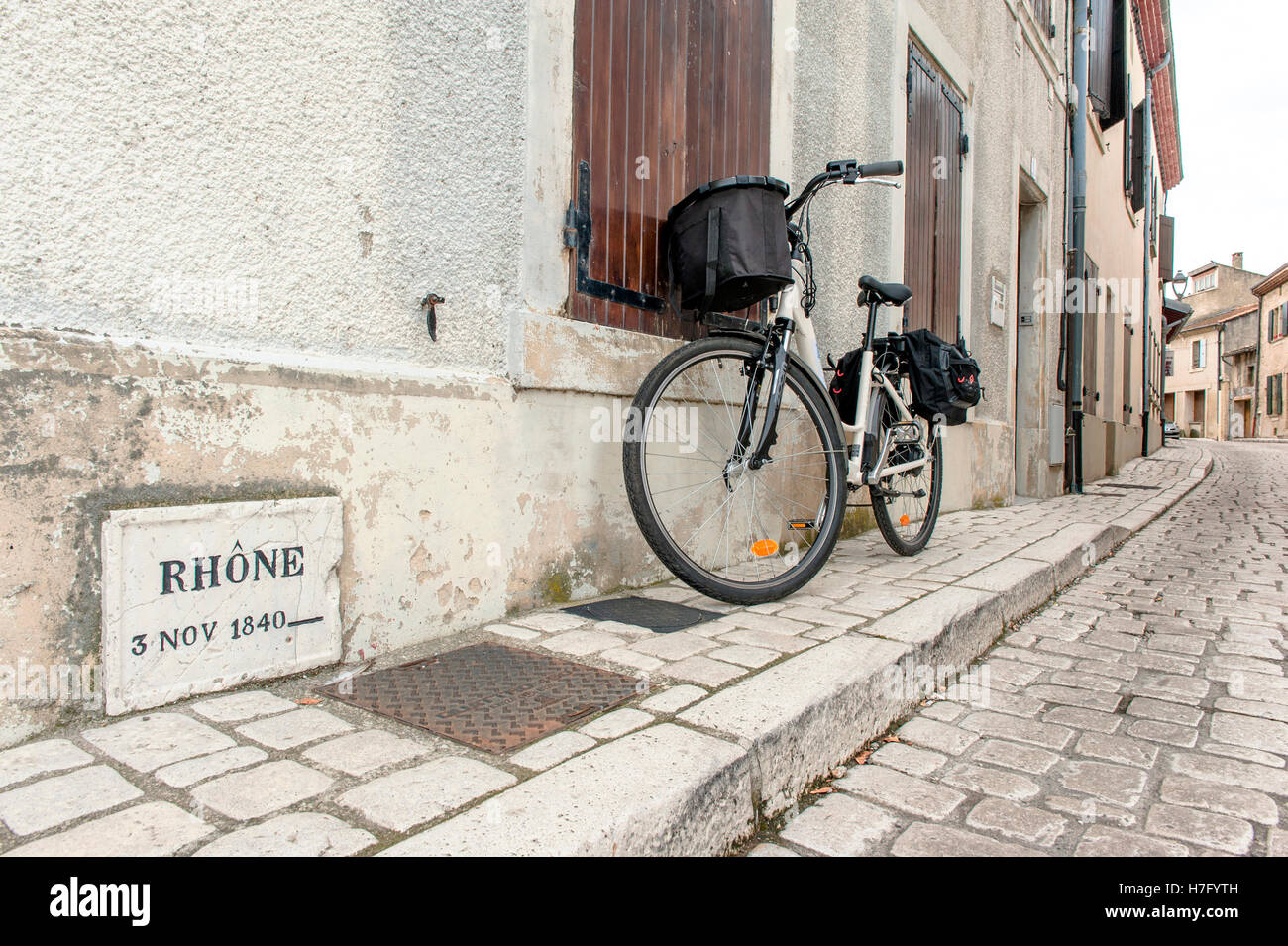 Radfahren entlang ViaRhôna, Flut Markierungen, zum Beispiel in La-Roche-de-Glun finden Sie Stockfoto