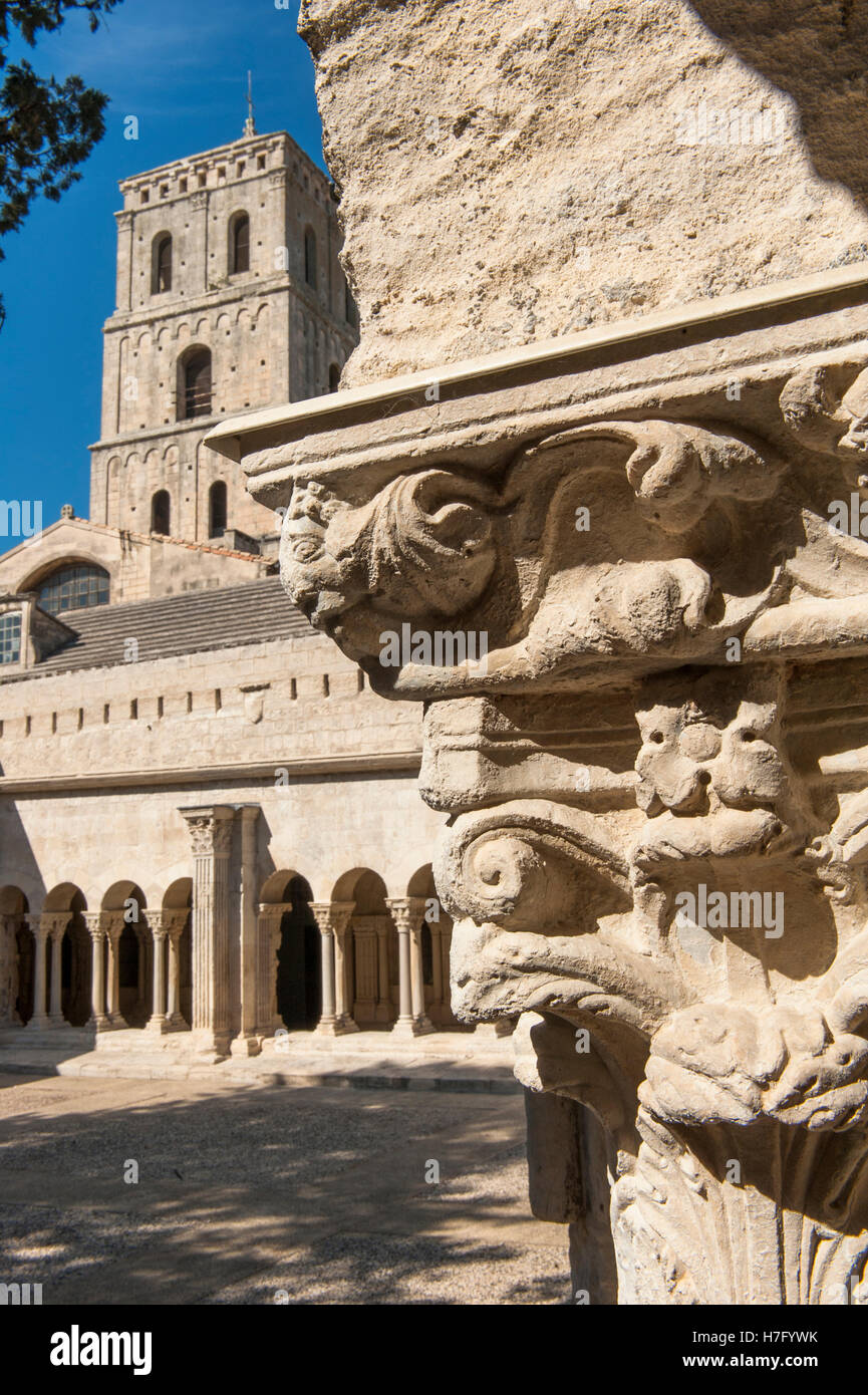 Bell Tower und Kreuzgang Galerien von der romanischen Kirche von St. Trophime (Trophimus) in Arles, Provence, Frankreich Stockfoto