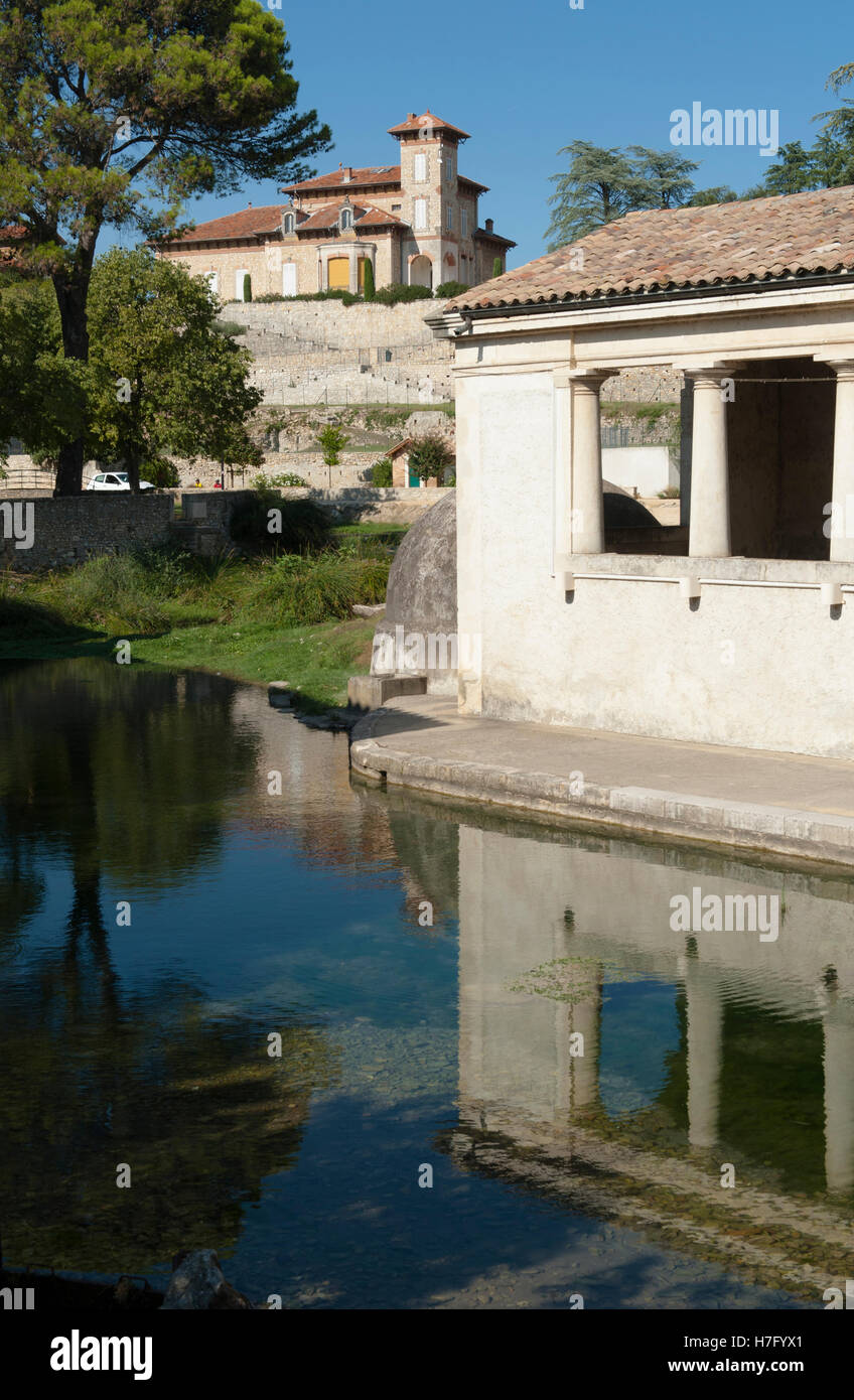 Die "Vallon de Tourne", Heimat der drei Federn und eine historische Waschhaus, die ihr Wasser, Bourg-Saint-Andéol, Frankreich verwendet Stockfoto