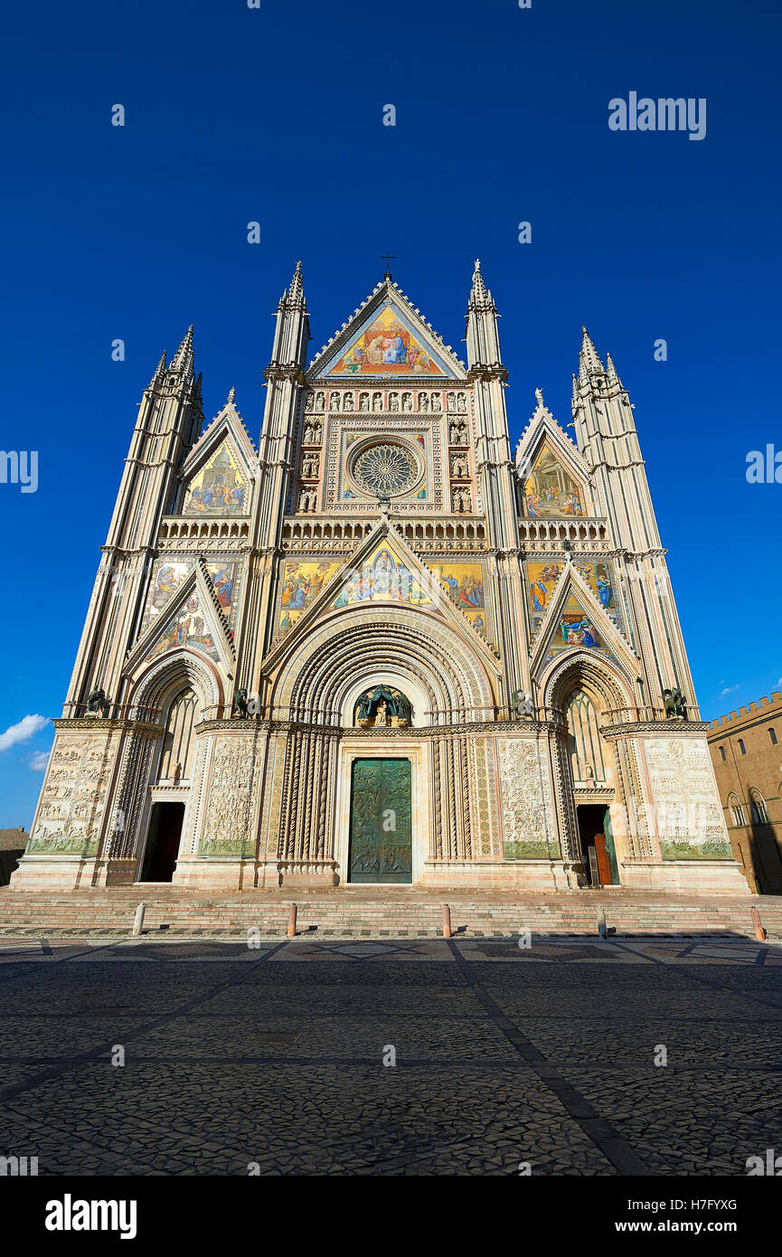 14. Jahrhundert toskanischen gotischen Fassade entworfen von Maitani, Orvieto Duomo Kathedrale, Umbrien, Italien Stockfoto