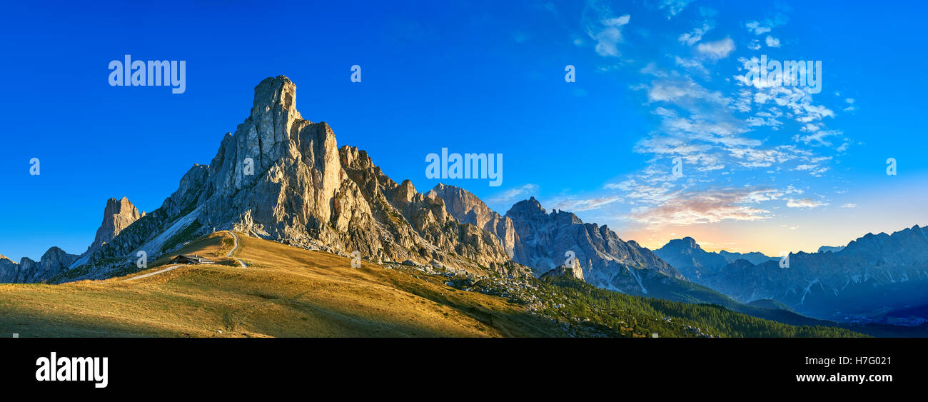 Nuvolau Berg oberhalb der Giau Pass (Passo di Giau), Colle Santa Lucia, Dolomiten, Belluno, Italien Stockfoto