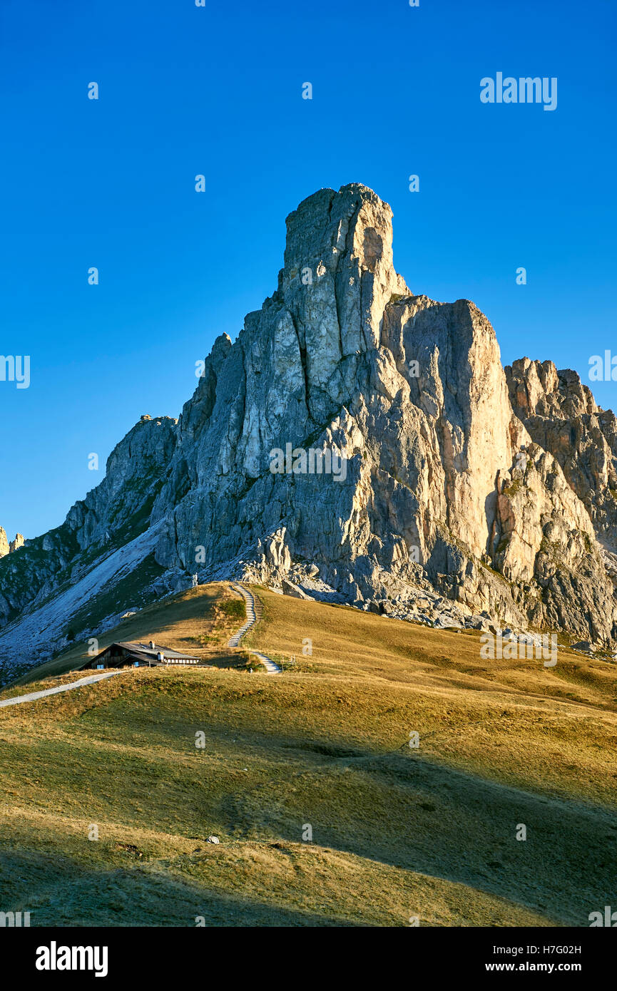 Nuvolau Berg oberhalb der Giau Pass (Passo di Giau), Colle Santa Lucia, Dolomiten, Belluno, Italien Stockfoto