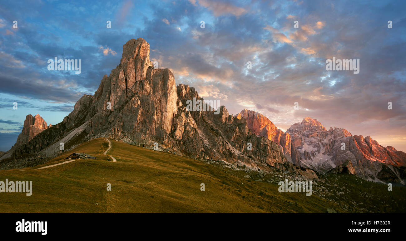 Nuvolau Berg bei Sonnenuntergang über den Giau Pass (Passo di Giau), Colle Santa Lucia, Dolomiten, Belluno, Italien Stockfoto
